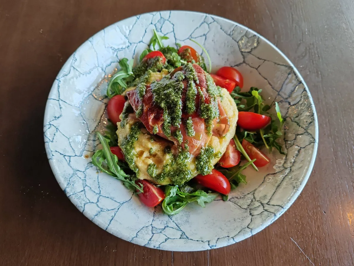 Mozzarella na palenti sa Buffalo mozzarella sirom