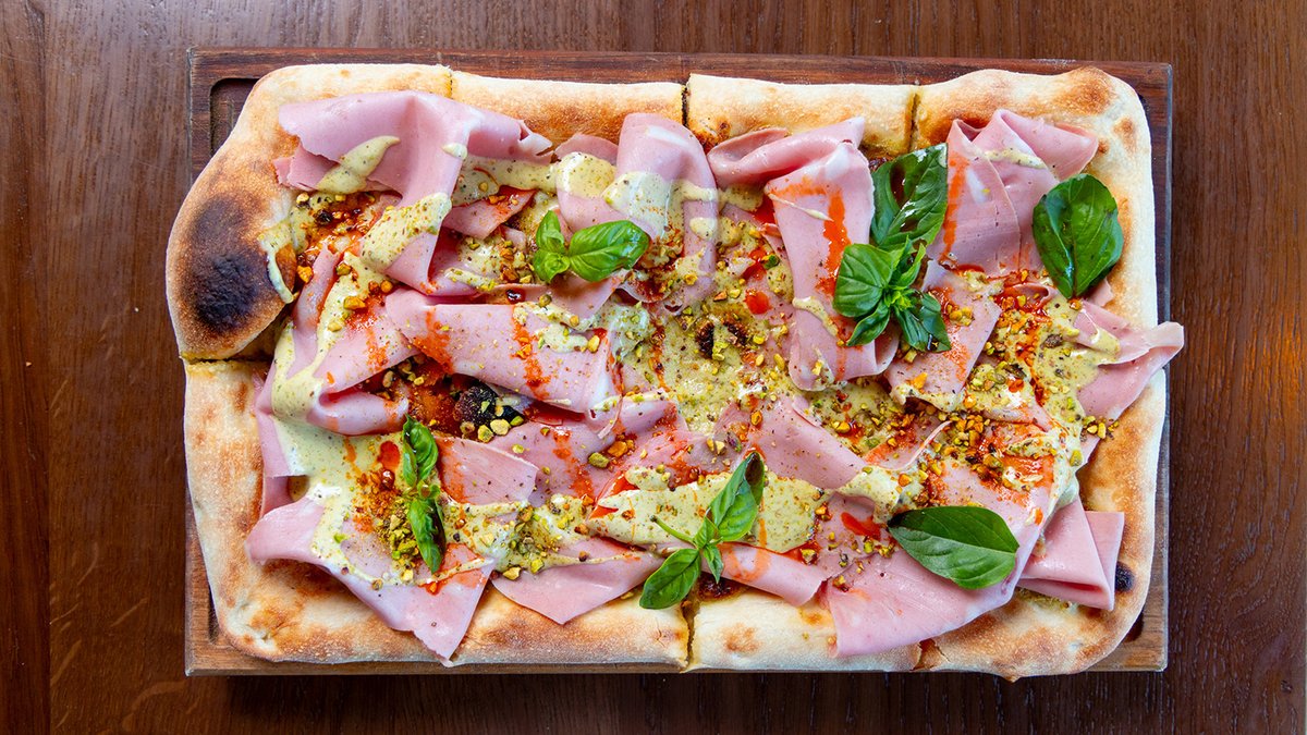 Pizza Mortadella Tartufo sa Buffalo mozzarella sirom