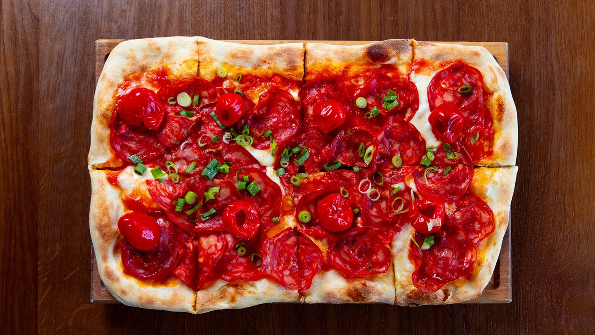 Pizza Salsiccia Piccante sa Buffalo mozzarella sirom