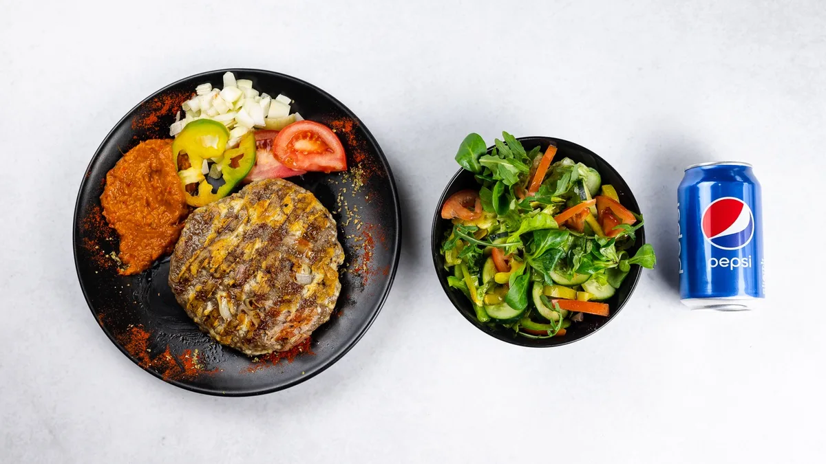 Gourmet patty with side dish, salad and Pepsi 0.33 l