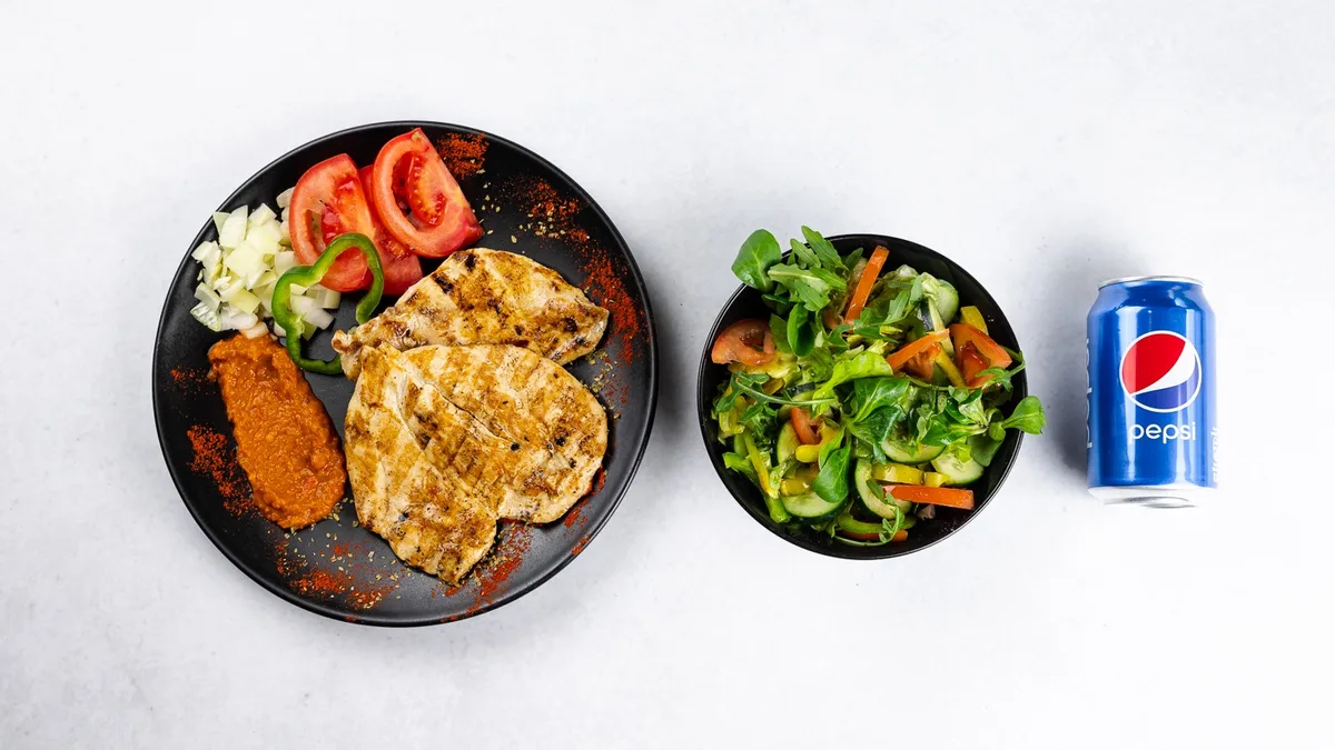Grilled chicken fillet, salad and Pepsi 0.33 l