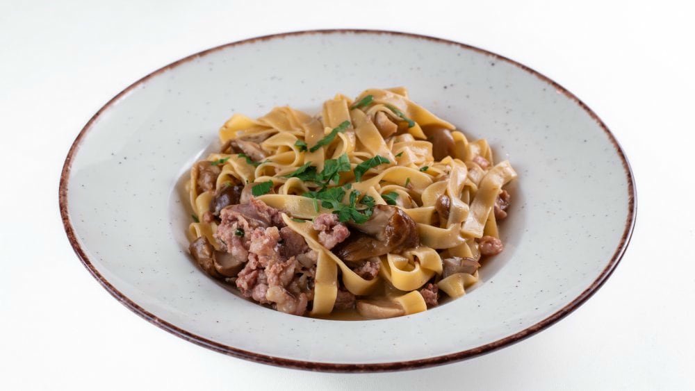 Tagliatelle salsiccia e funghi