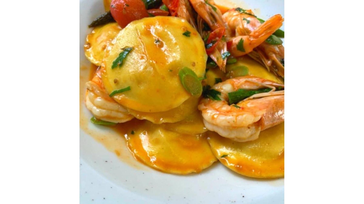 Tortellini di salmone con gamberi e asparagi