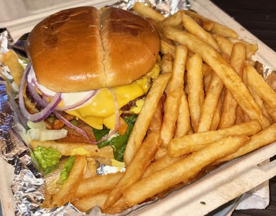 THE GARLIC FRY SMASH BURGER W/ FRIES