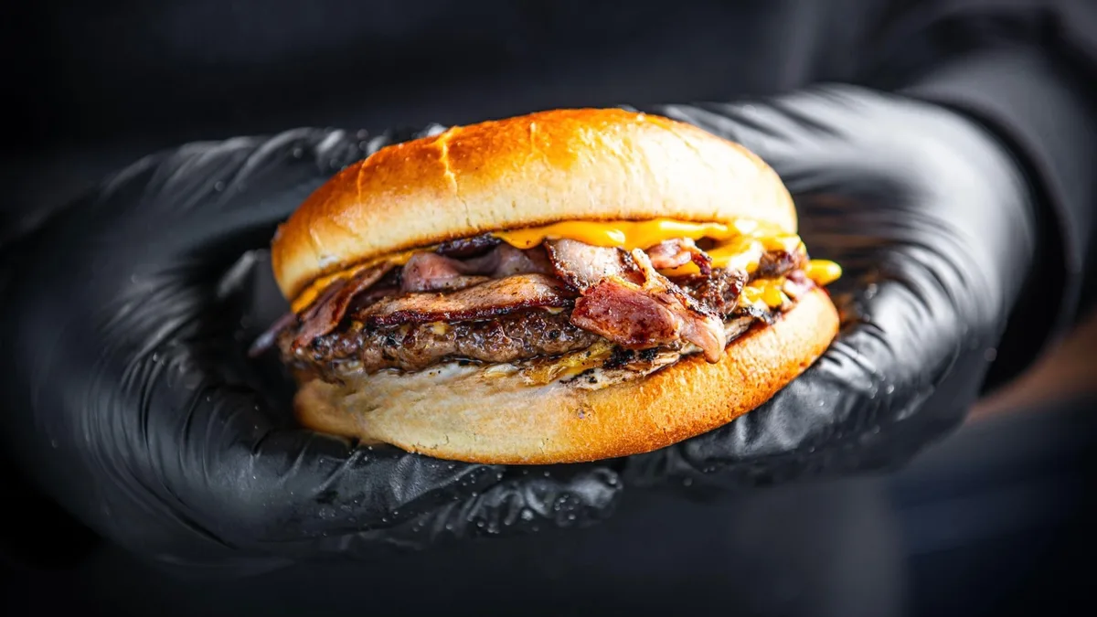 Peekoni-soolakaramelli burger