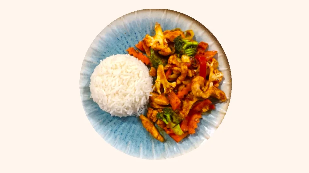 Stir-fry meat with red curry and rice