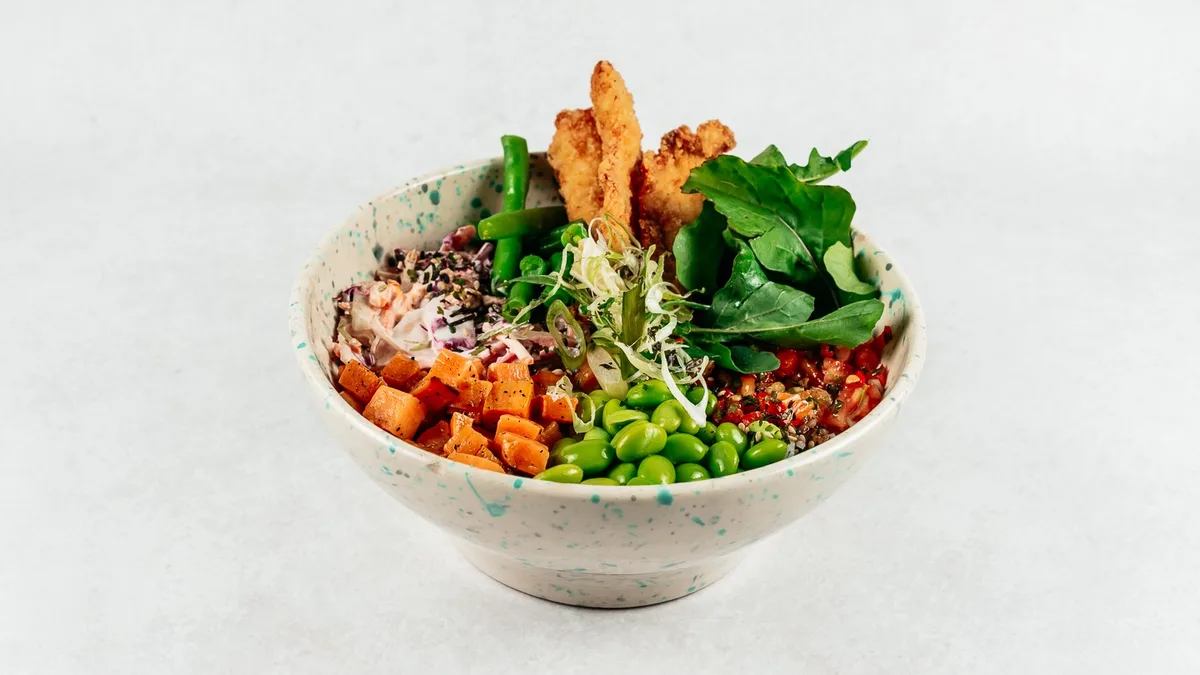 Poke bowl piletina