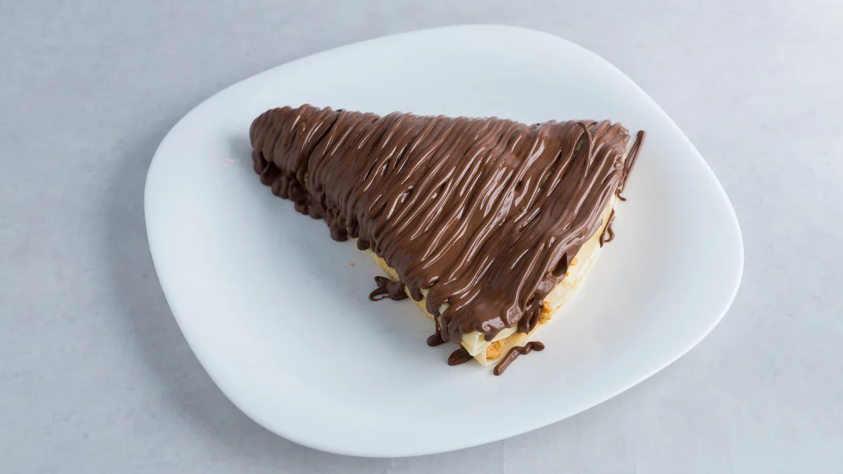 Slatka palačinka nutella, plazma u mleku