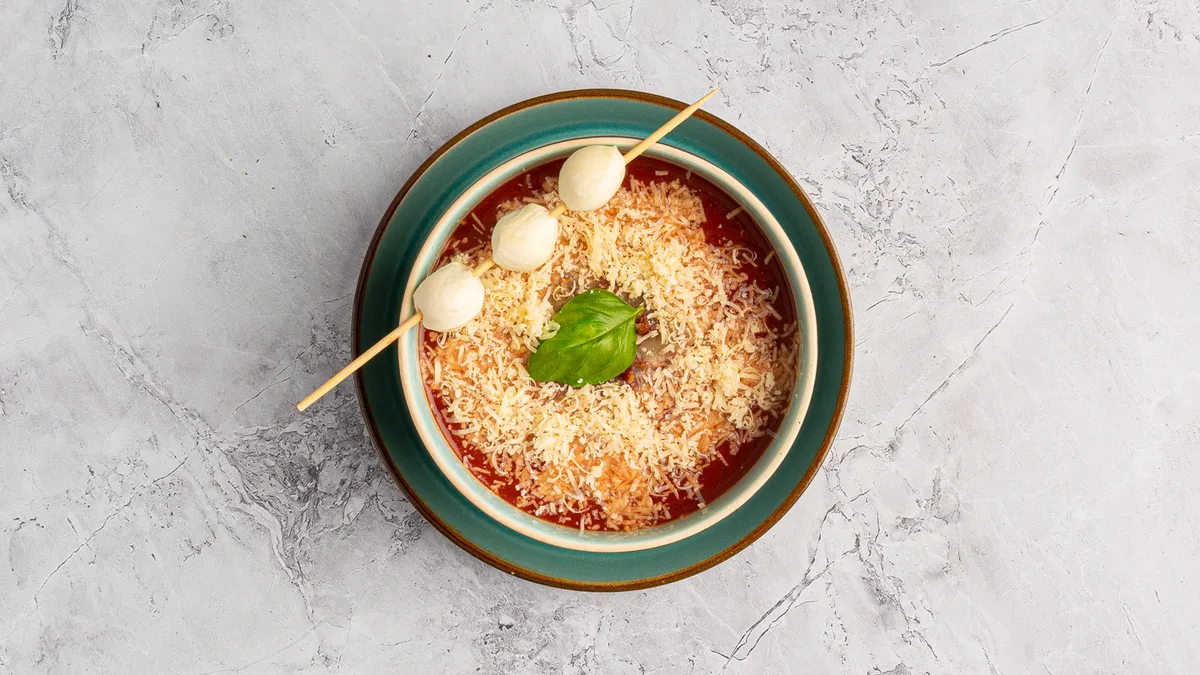 Olasz paradicsomleves, mozzarella nyárs