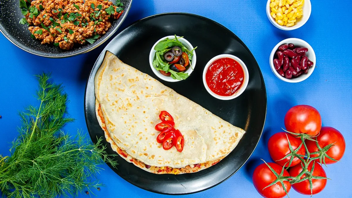 Mexico - mięso mielone w pomidorach, kukurydza i czerwona fasola