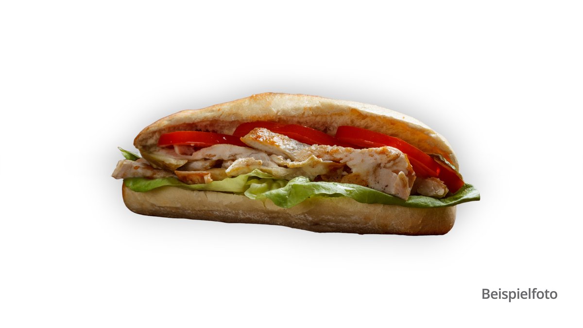 Baguette mit Peperoniwurst, Hähnchenfleisch und Mais