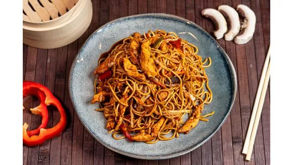 Combo 3 + 1 - Noodles cu pui chow mein