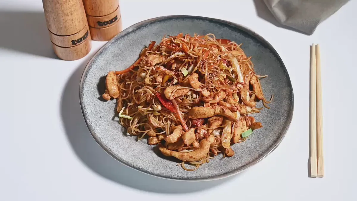 Combo 3 + 1 - Spaghete de orez prăjite cu pui și legume