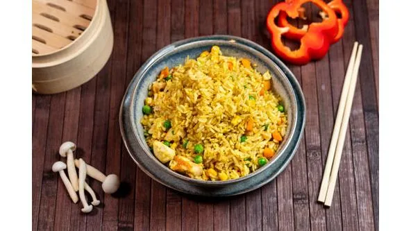 Orez prăjit cu pui și curry