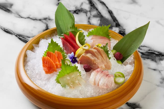 Sashimi Deluxe (18 pcs)