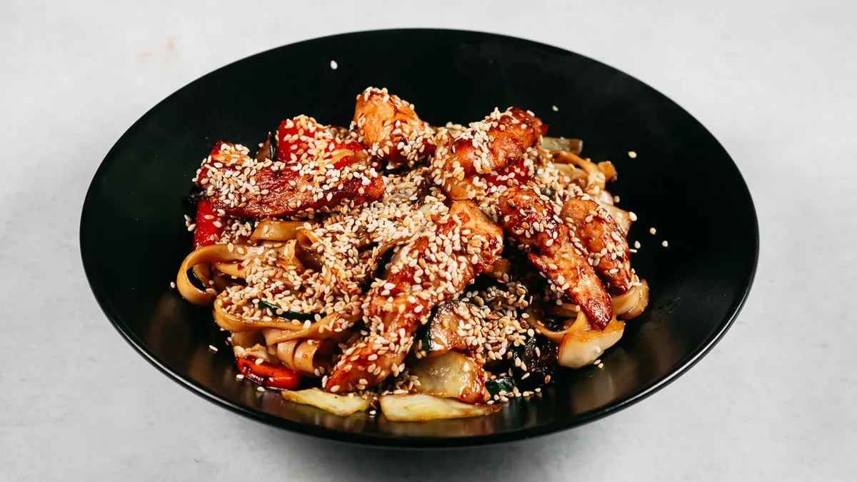 Wok s piletinom