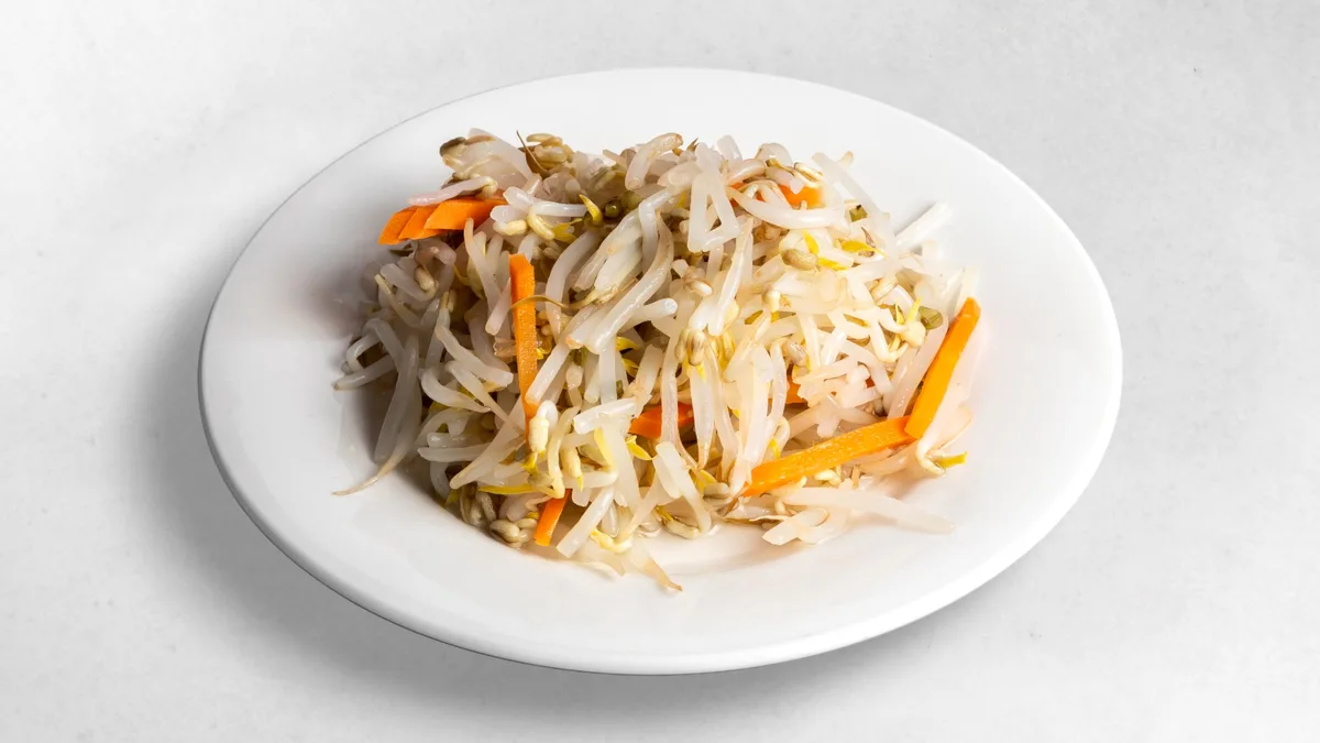 [6] Sojasprossensalat