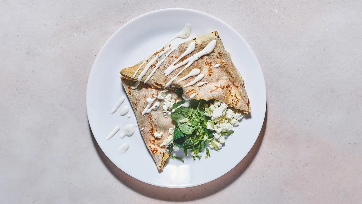 Madpandekage med græsk feta, spinat, dild og forårsløg