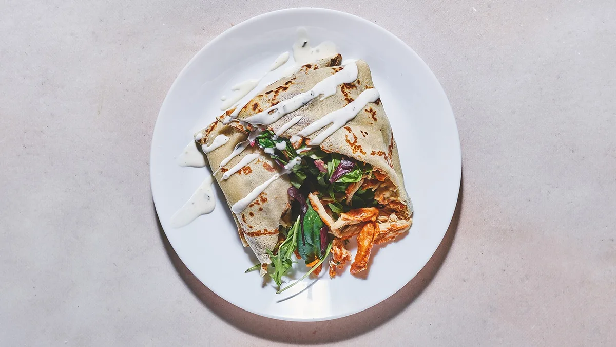Madpandekage med kylling, hummus og salat