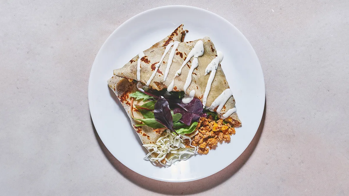 Madpandekage med oksekød, ost, salat og dressing