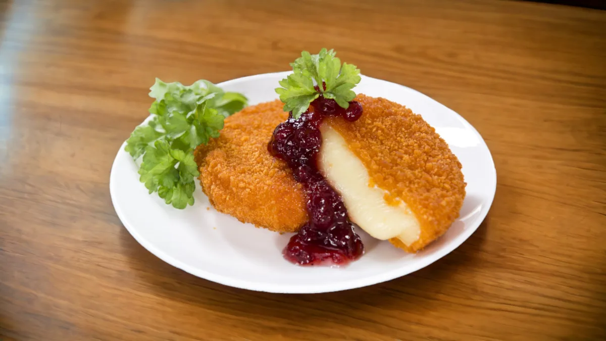 Rántott camembert 4 db + 1 áfonyaszósz