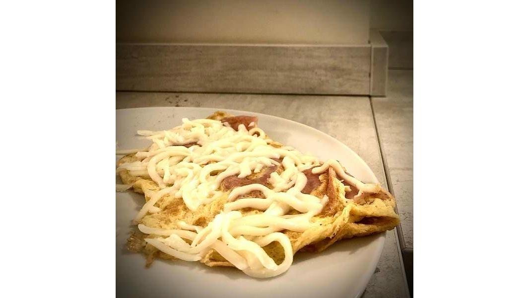 Omletă cu șuncă și cașcaval
