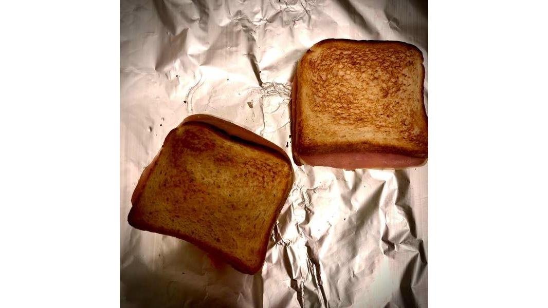 Sandwich cu șuncă și cașcaval