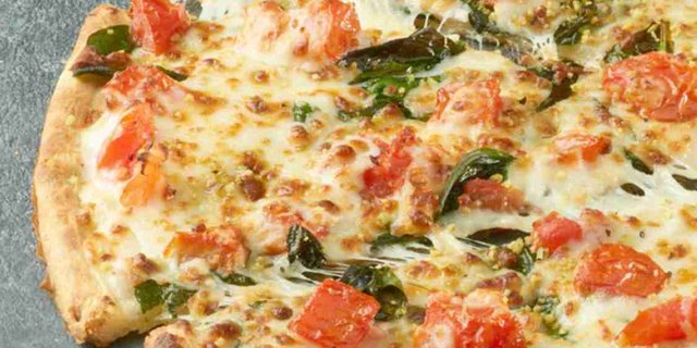 Thin-Crust Fresh Spinach and Tomato Alfredo Pizza
