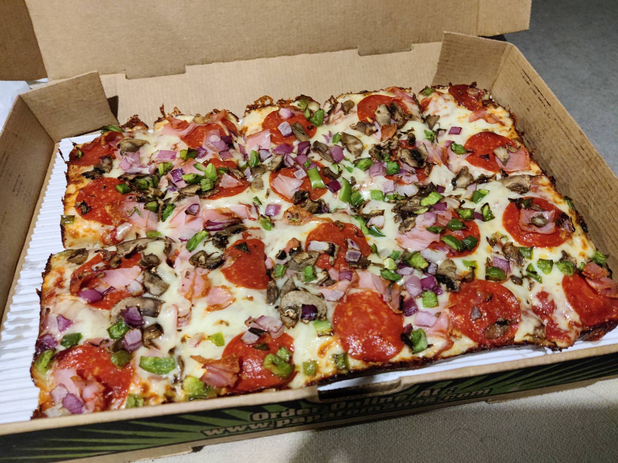 Deluxe Pizza (Large 10 Slices)