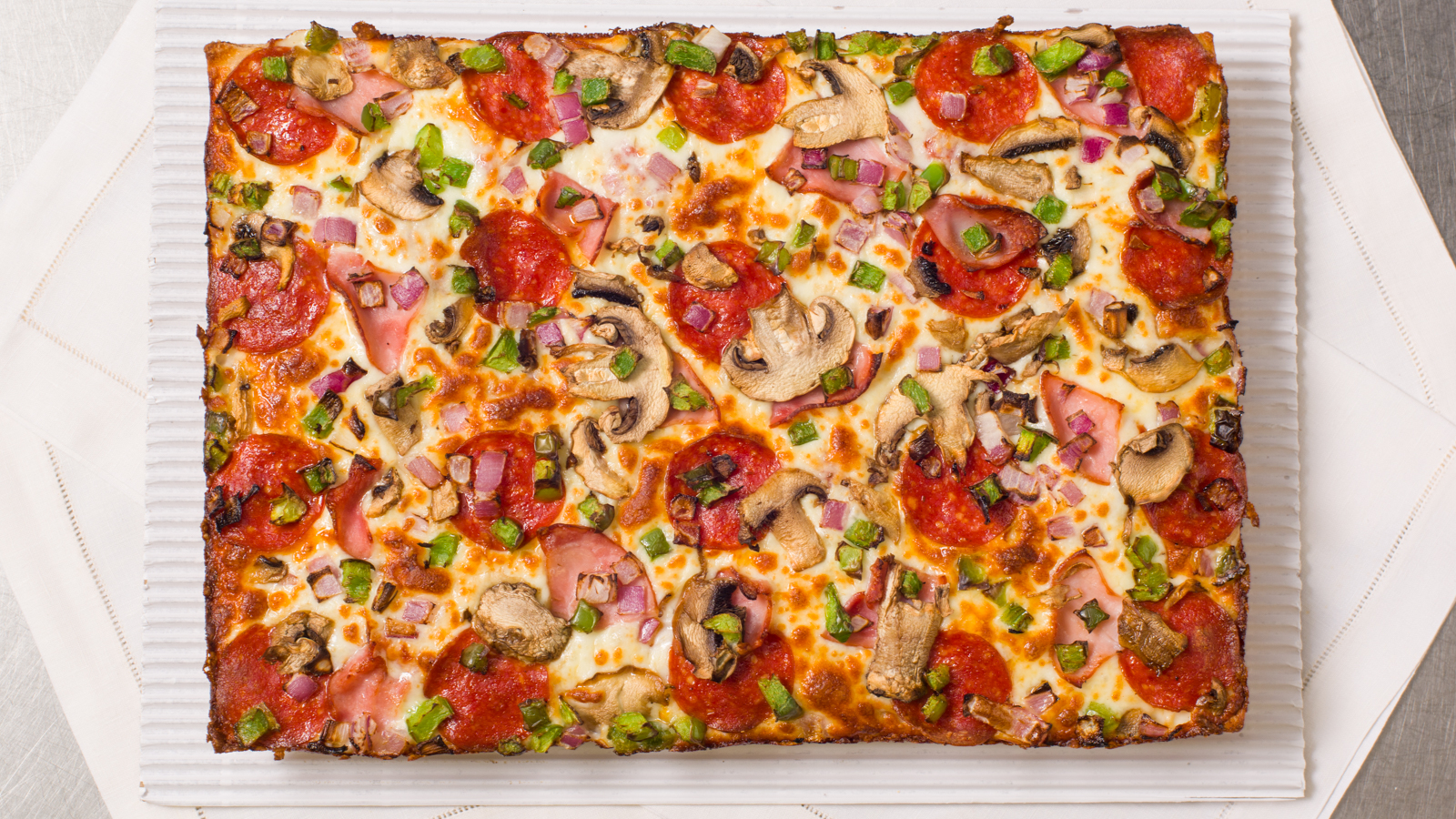 Deluxe Pizza (Medium 8 Slices)
