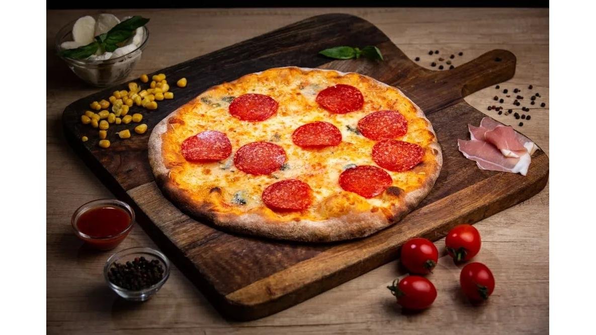 Pizza Quattro Formaggi cu salam picant 32cm