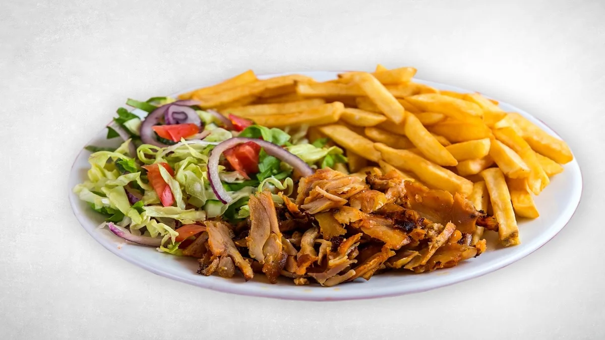 Csirkehúsos kebab tál