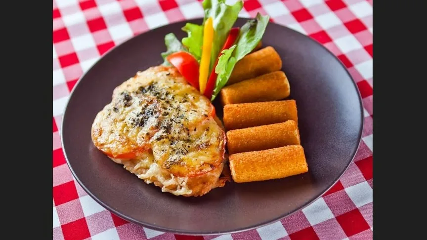 Kemencés csirkemell mozzarellával, paradicsommal sütve választható körettel