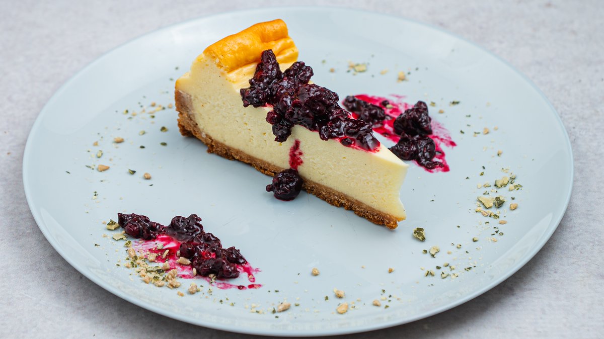 New York cheesecake sa domaćim prelivom od šumskog voća