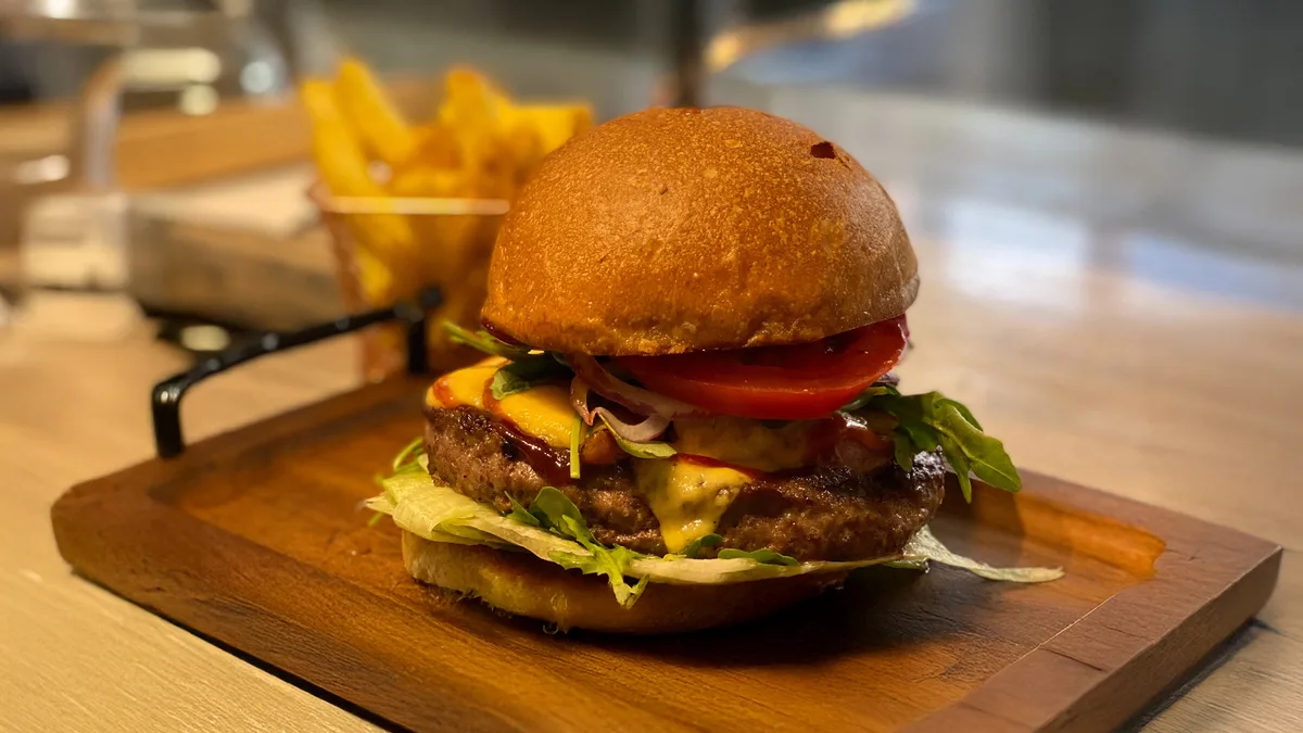 Burger HOT - ostry (zestaw z frytkami)