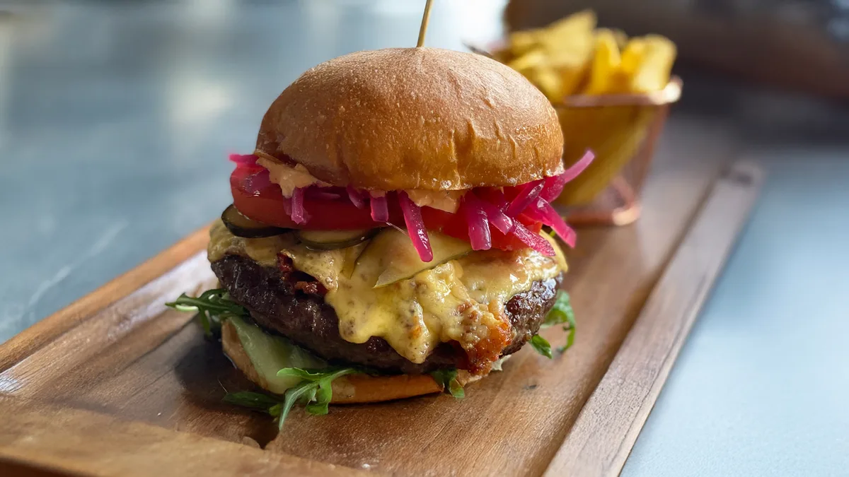 Burger SPECIAL (zestaw z frytkami)