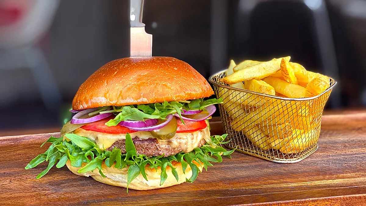 Burger SUMMER (zestaw z frytkami)
