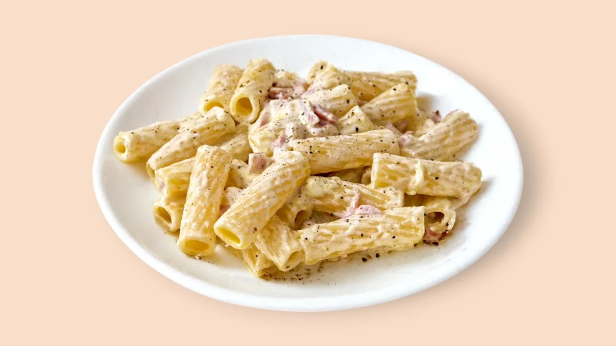 PASTA Frische Rigatoni Cacio e Pepe und Pistazien