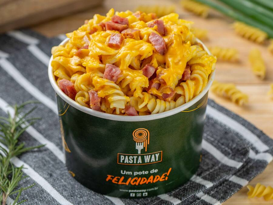 Fusilli ao Molho de Cheddar com Bacon e Calabresa