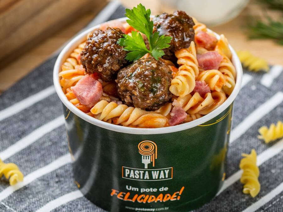 Fusilli ao Sugo com Almôndegas e Bacon