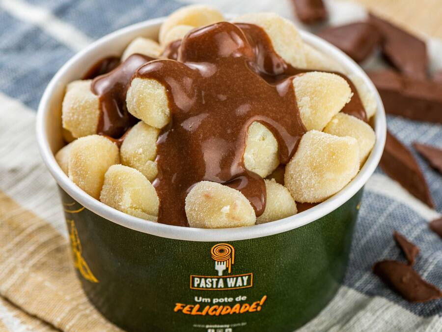 Nhoque de Leite Ninho com Ganache de Chocolate