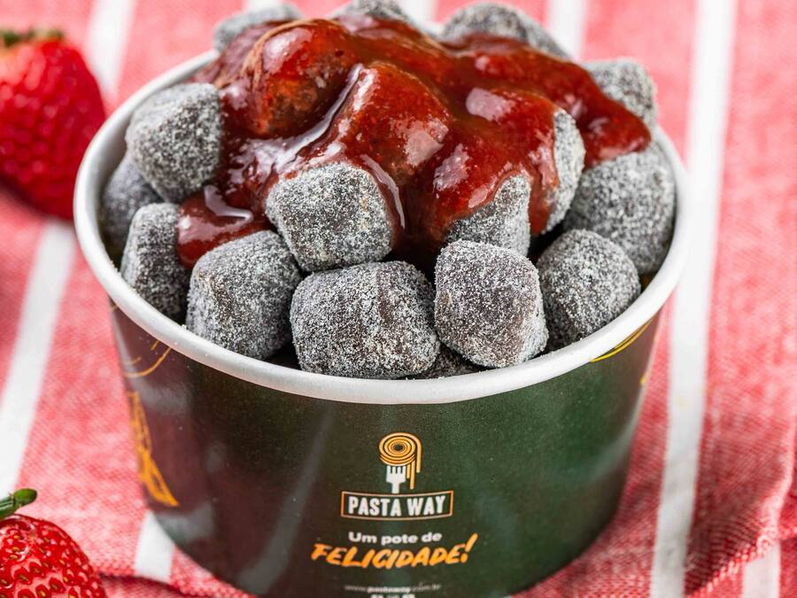 Nhoque de Oreo com Geleia de Morango