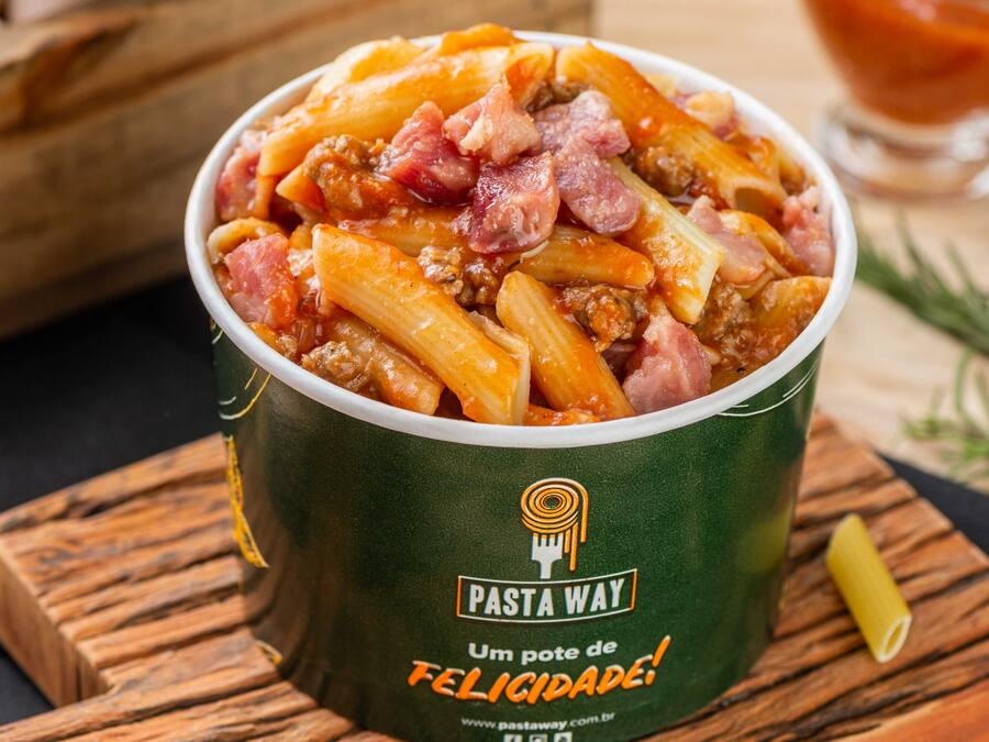 Penne ao Molho Bolonhesa com Bacon