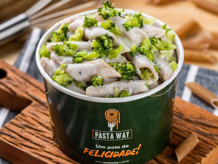 Penne Integral ao Molho Branco com Brócolis