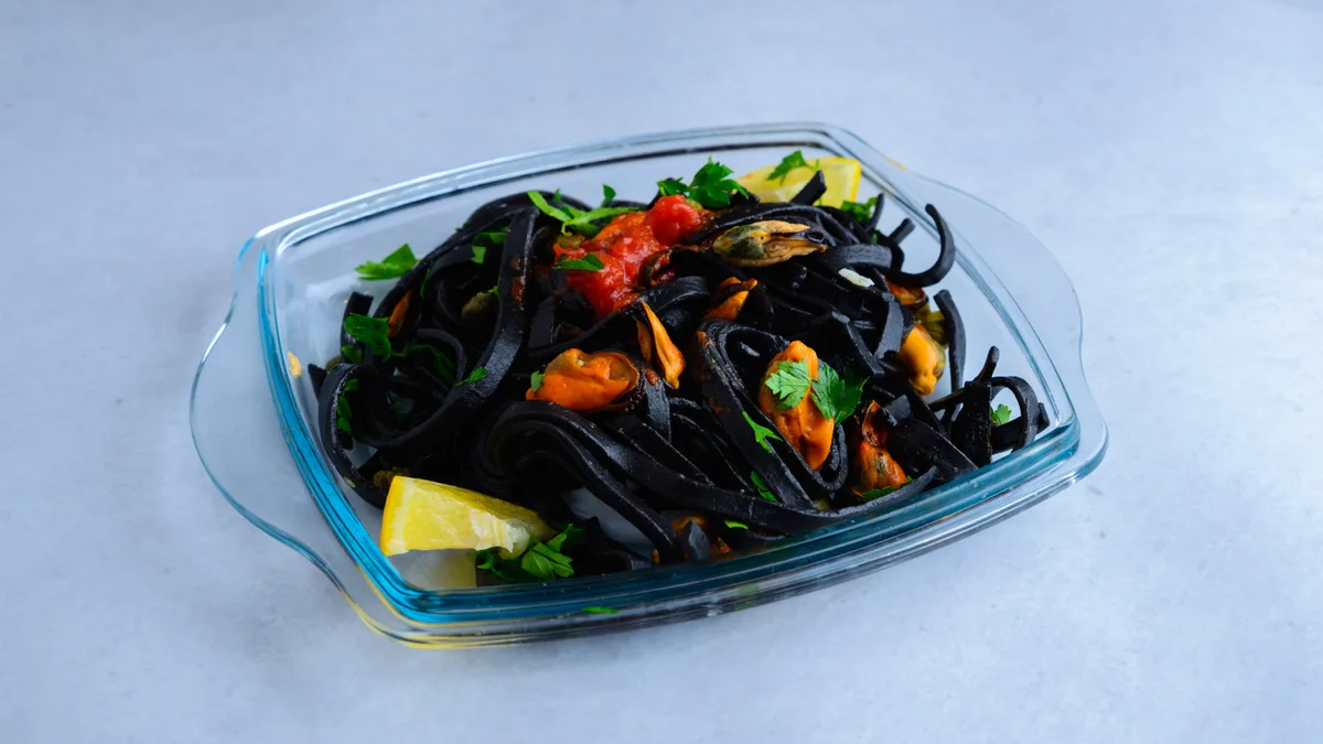 Crna pasta sa dagnjama i kaparom