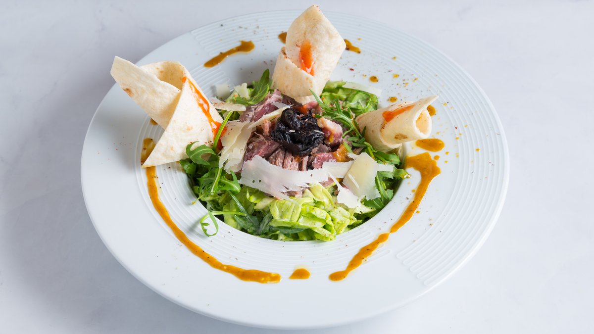 Obrok salata sa butkicom i suvim šljivama