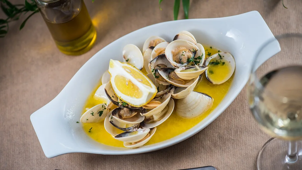 Almejas al ajo mantequilla y vino blanco