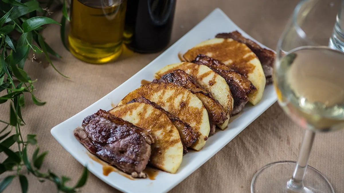 Pechuga de pato y manzana  a la plancha con aceto balsamico