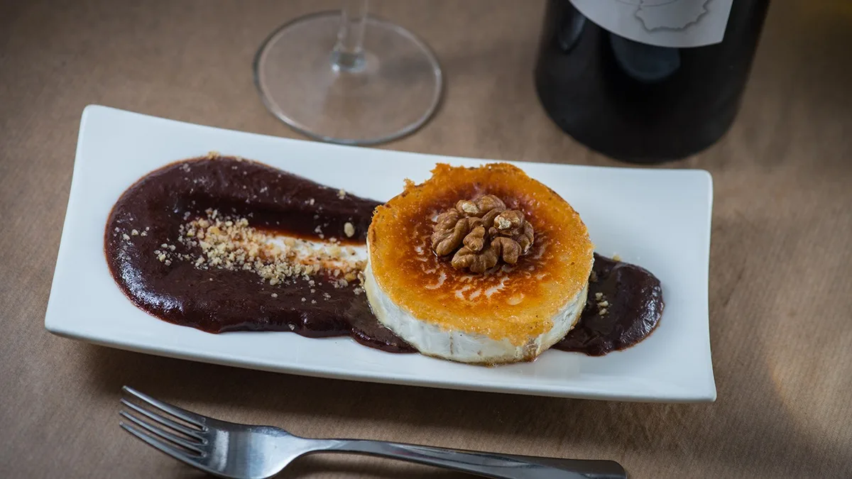 Queso de oveja tostado con crema de ciruelas y nuez
