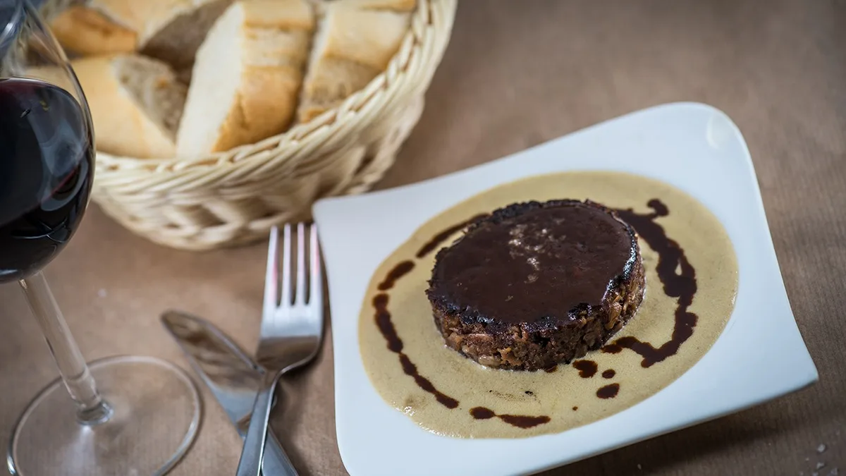 Rabo de toro deshuesado con salsa de foie